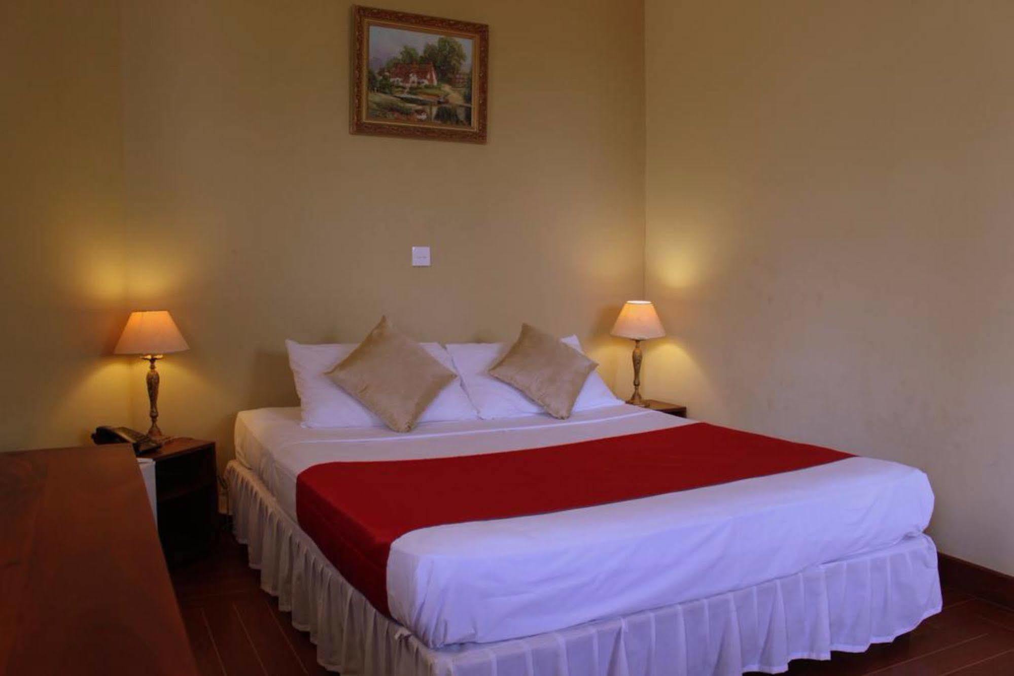 The Ocean Pearl Hotel Negombo Extérieur photo